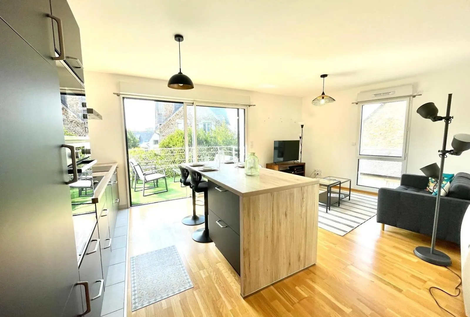 Joli Appartement Avec Balcon Au Pieds Des Commences Et Des Plages Carantec