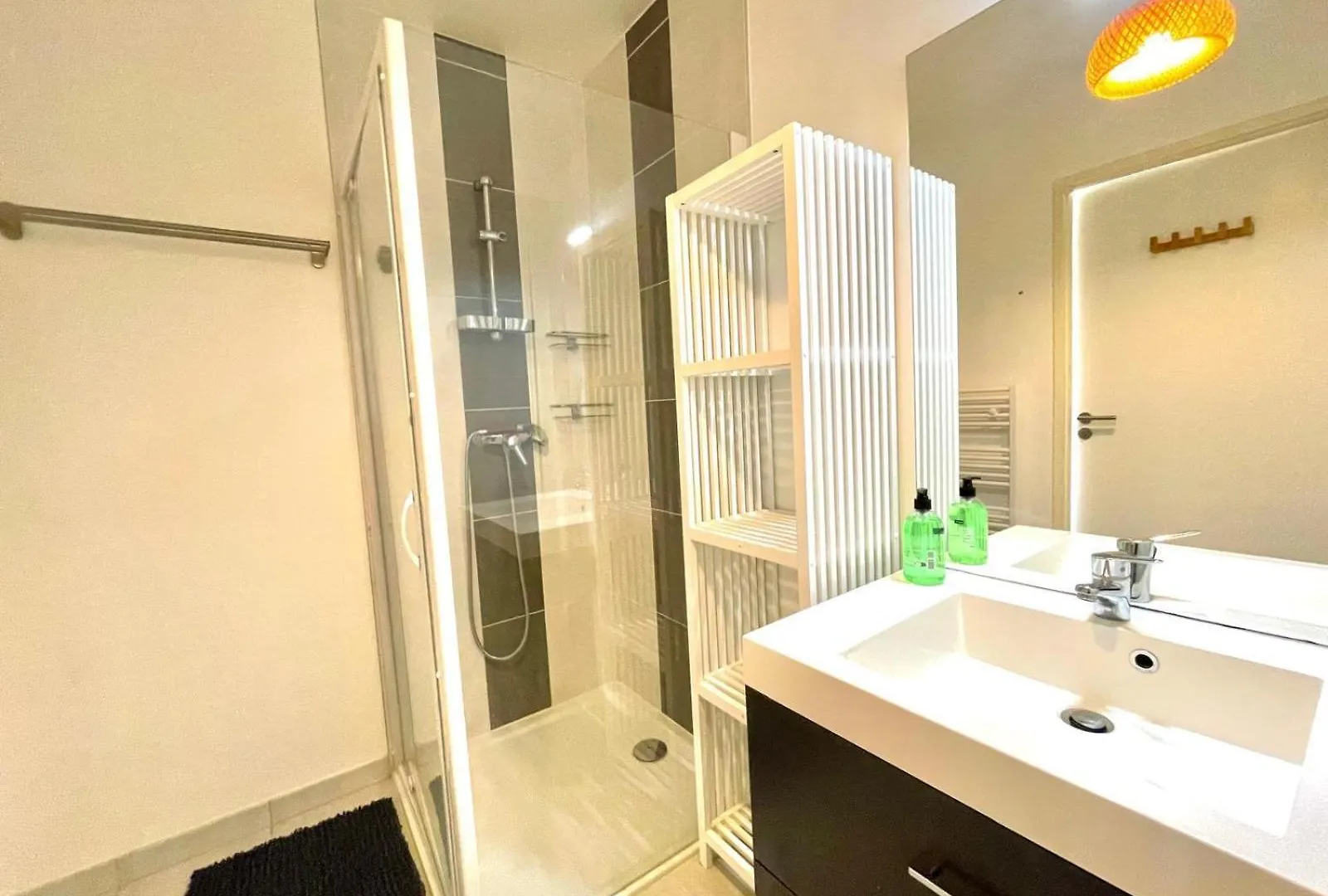 Joli Appartement Avec Balcon Au Pieds Des Commences Et Des Plages Carantec France